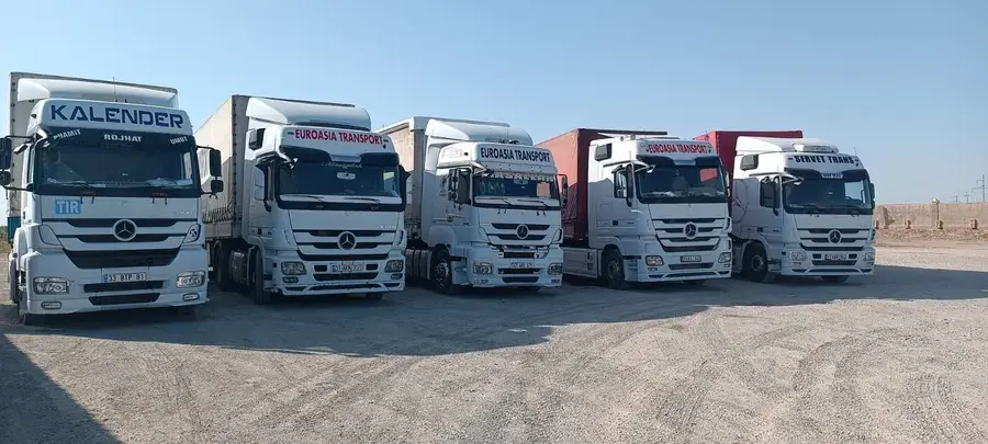 Euroasia Transport tır filosu yan görünüm, karayolu lojistiği