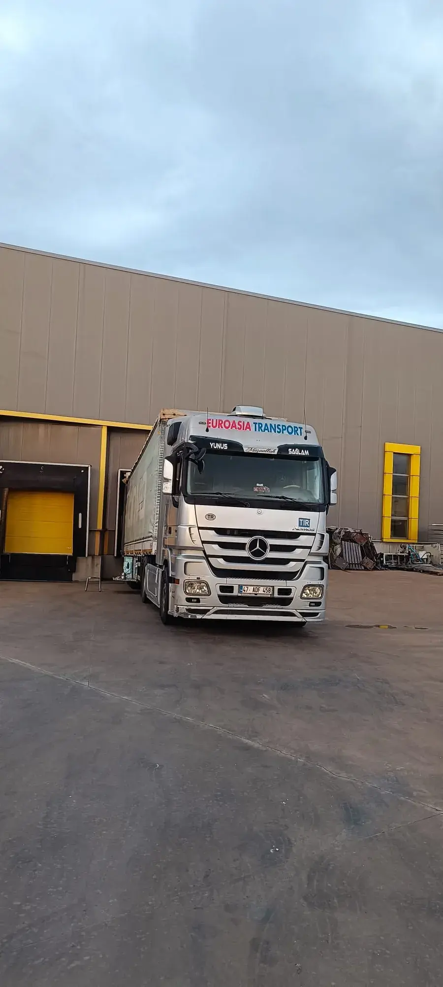 Euroasia Transport aracı yük teslimat noktasında