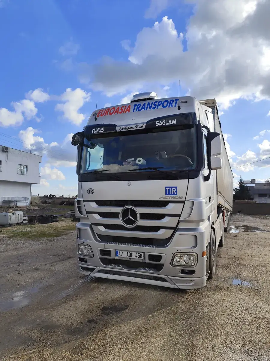 Euroasia Transport tırı lojistik depo sahasında