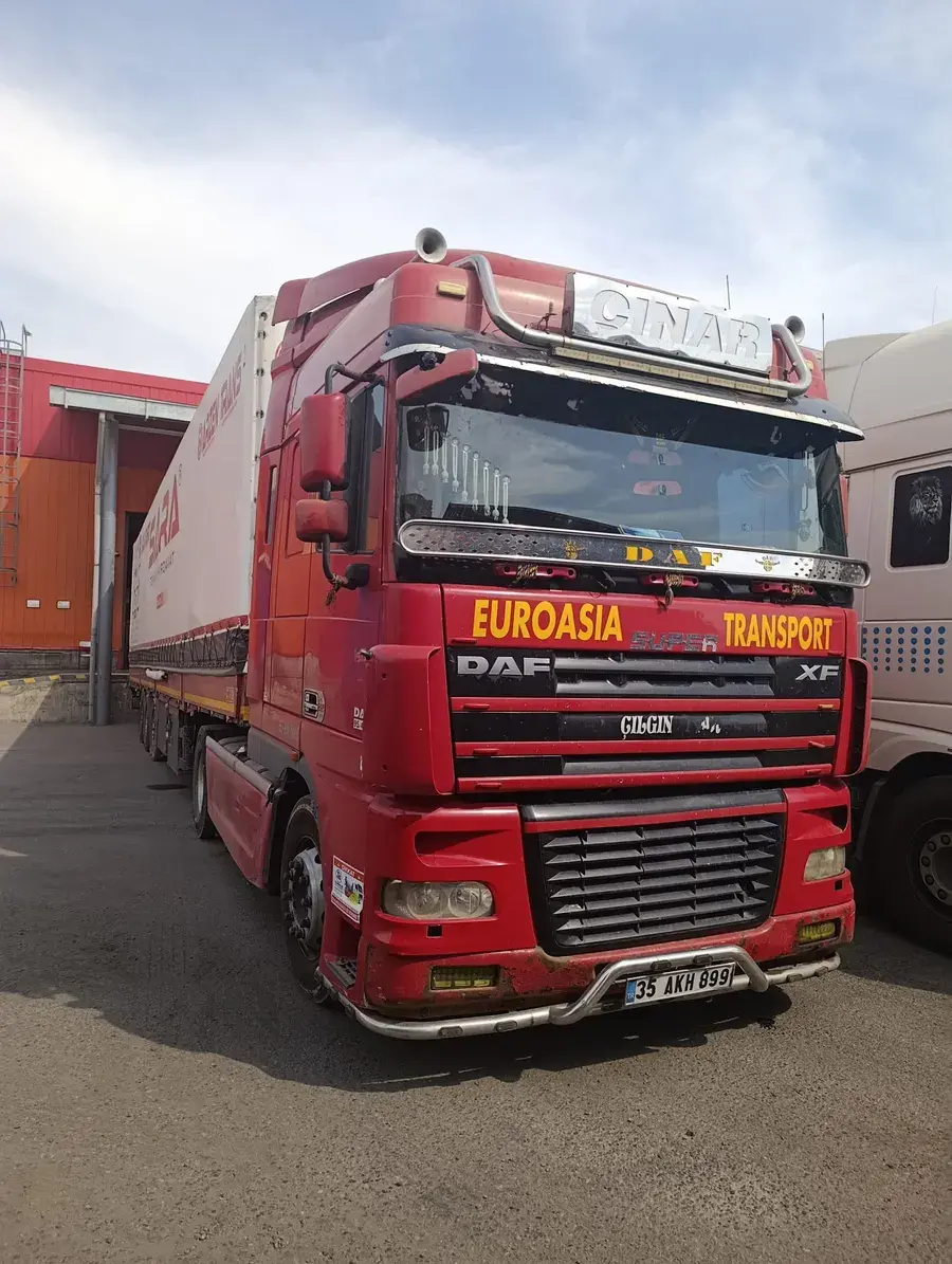 Yük teslimat noktasında Euroasia Transport aracı