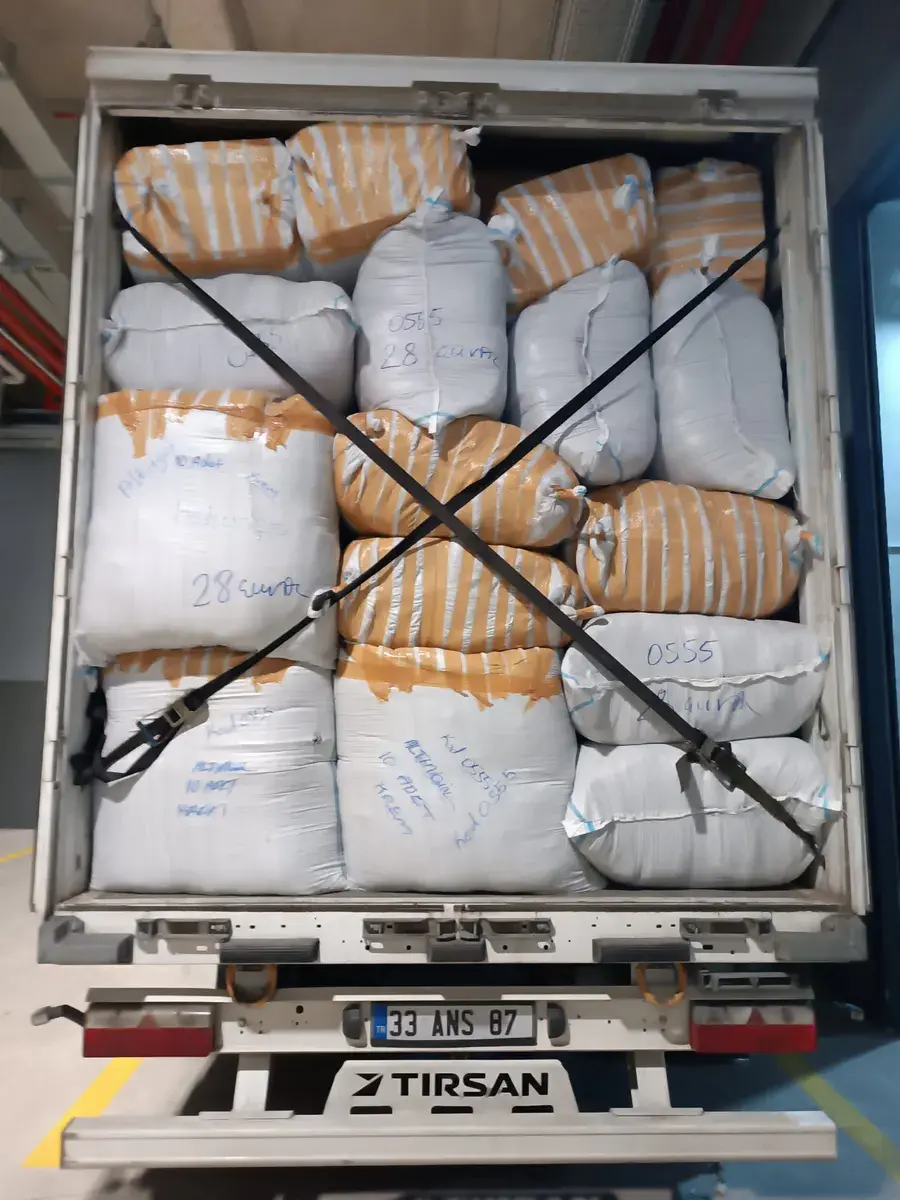 Sefer halindeki Euroasia Transport çekicisi, karayolu taşımacılığı