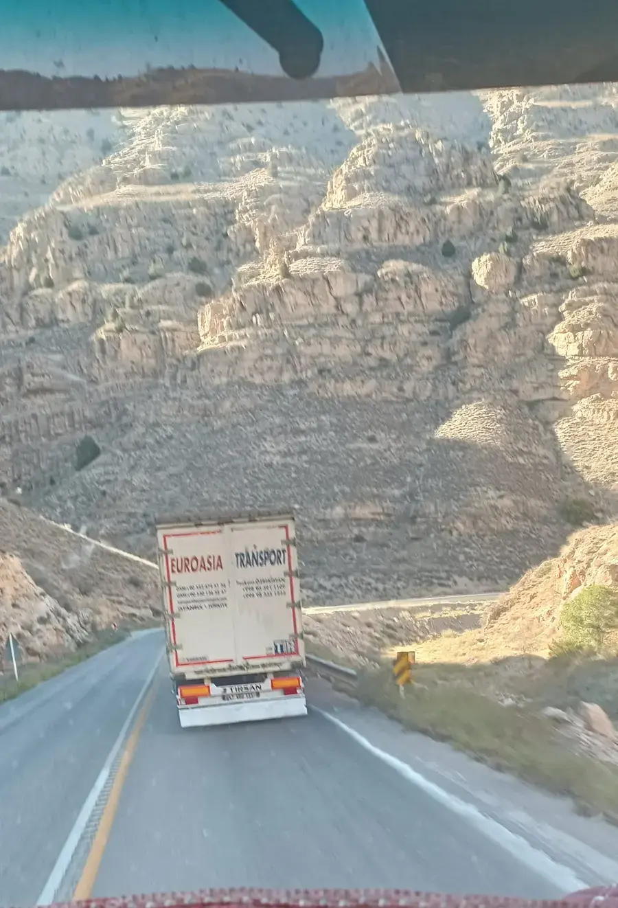 Türkmenistan sınır kapısında Euroasia Transport treyleri